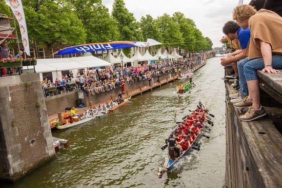 De ritmische trommels van de Drakenbootraces keren terug tijdens de Open Havendag. De hele Havendijk zal dit jaar gereserveerd worden voor dit spectaculaire evenement, waardoor er meer dan genoeg ruimte is om de verschillende teams aan te moedigen.