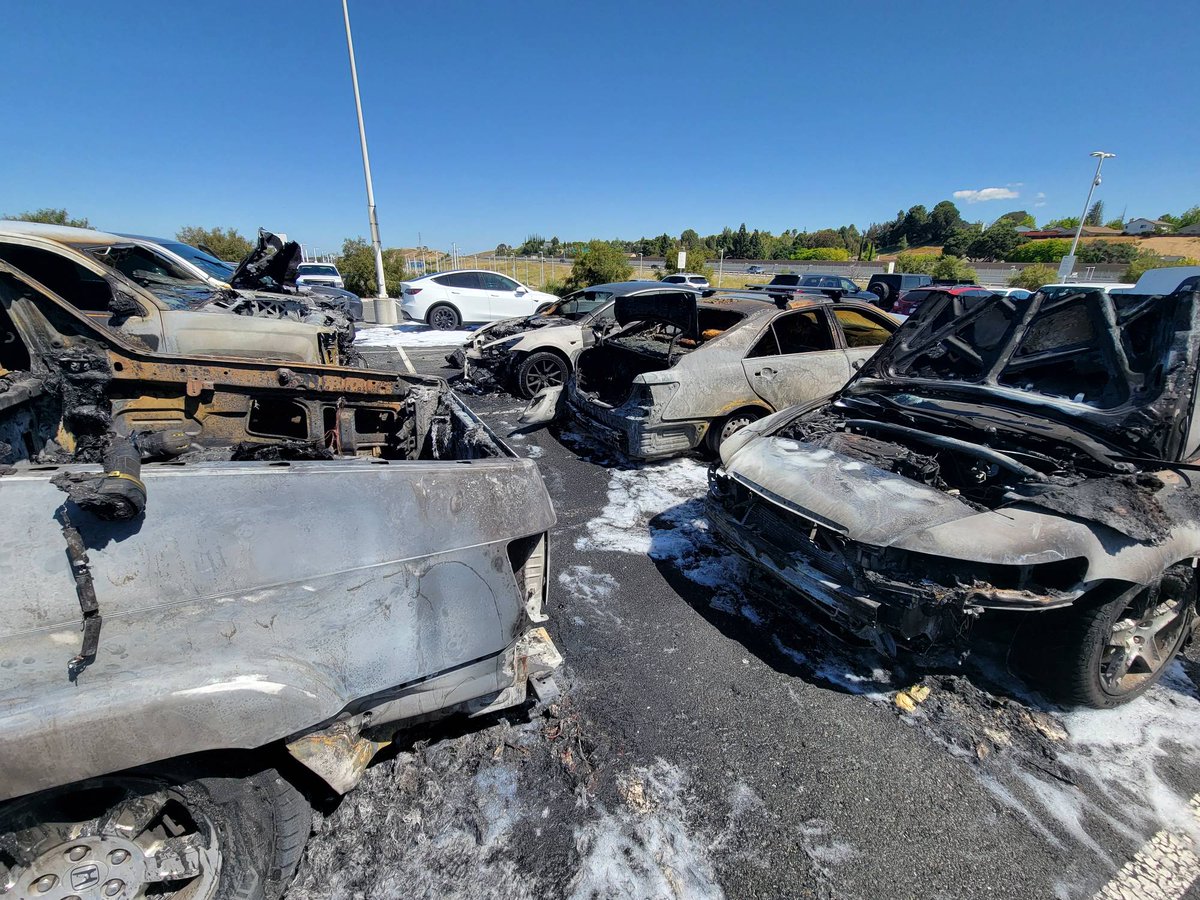 ContraCostaFire's tweet photo. Fire in eBART, Antioch parking lot extinguished with a total of six vehicles extensively damaged. Fire appears to have been caused during attempted gasoline theft. Incident remains under investigation. #bartic https://t.co/QIzg4dY3sq