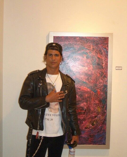 Slash with no glasses <a href="/Slash/">Slash</a> #gnr 🎸🎸 next to art 🖼️