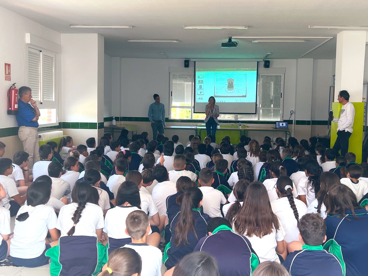 2ºDía de las #JornadasdelDeporteylaSalud  
Taller de #SaludBucoDental con la
colaboración de la clínica 🦷 #SánchezGonzález de #Fuenlabrada

Un repaso sobre la importancia de la higiene diaria🪥, algún truco para tener una bonita sonrisa😁, y la caída de un diente en directo… 🐭