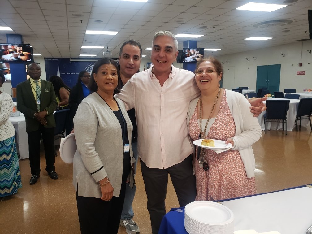 Lindsey_HTC's tweet photo. A good education can change anyone but a good teacher changes everything.  ❤️
 
Happy Teacher Appreciation 🎉 You make Lindsey great 💐

#YourBestChoiceMDCPS #upskill #getthere #Ilovelindsey #stepuptosucess https://t.co/Uaw8pcqOpk
