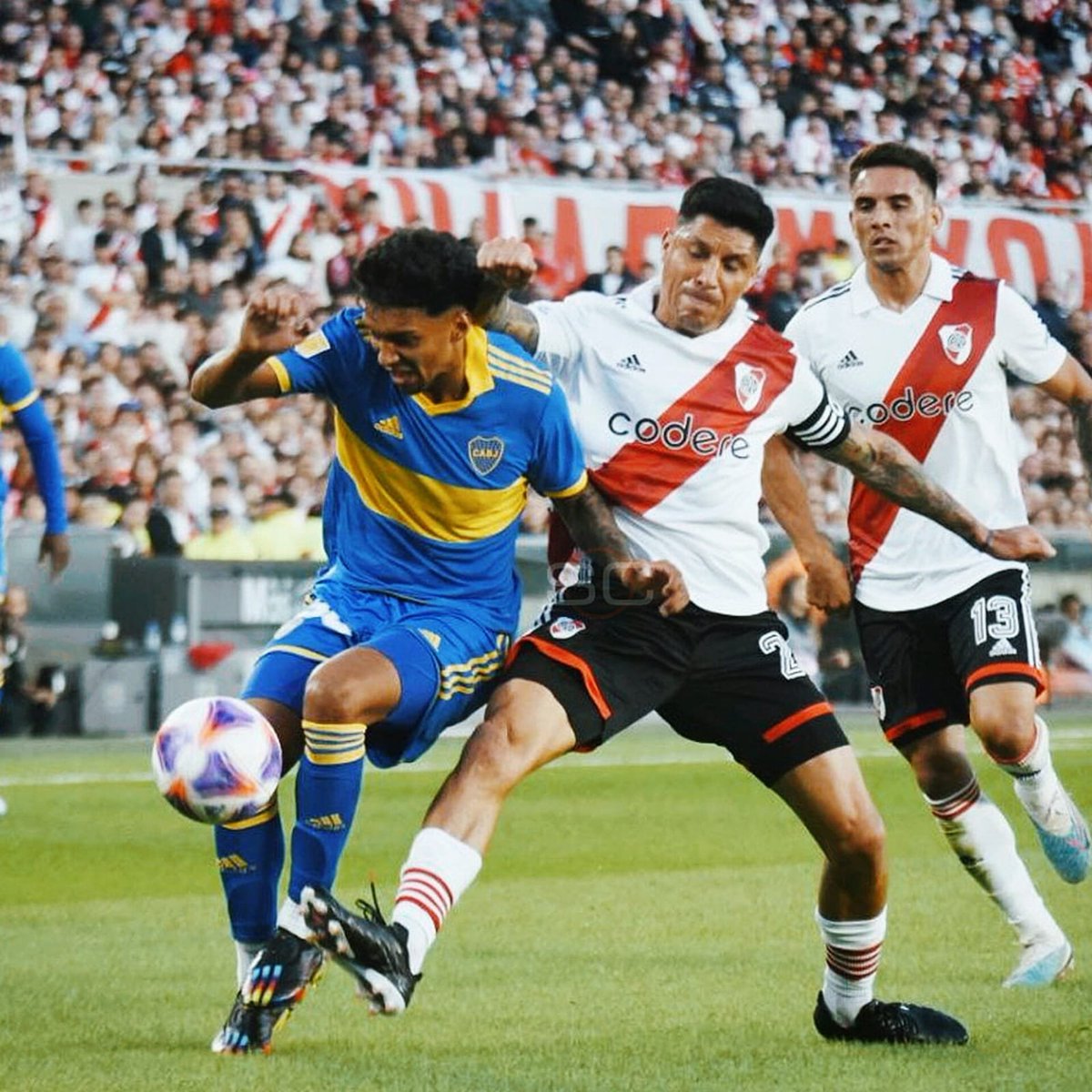 _MateoMJ's tweet image. ⚪🔴 River 1 - 0 Boca 🔵🟡

Clásico caliente, fútbol, piñas, y también momentos de buen juego. Miré el partido por segunda vez, y anoté un par de cosas. Procedo a subirlas.

𝑨𝒃𝒓𝒐 𝒉𝒊𝒍𝒐... ✍🏼