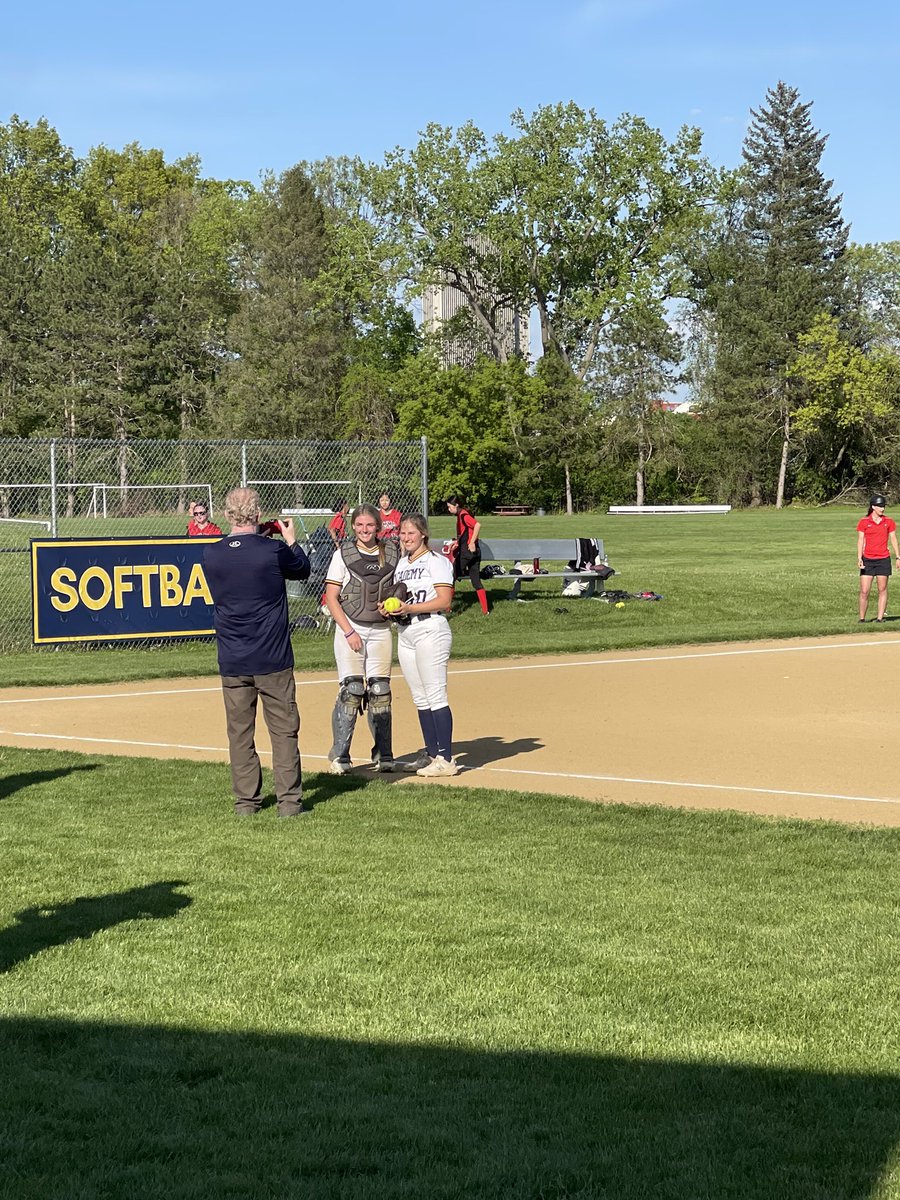 Senior Kyra VanDenburgh recorded her 400th strikeout on senior day en route to a 14-2 victory over Emma Willard. Congrats Kyra👏🏼‼️ #Academy #ScholarAthletes 💙❤️ @albanyacademies
