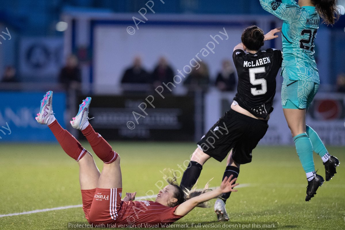 APP_Photo's tweet photo. Big decision late in the game missed by the officials in the game between @AberdeenWomen and @dundeeunitedwfc that let to the rolling over of all three players involved. #shirtpulling #penaltyornopenalty @SWPL For more check out https://t.co/4dTzJbxmBe https://t.co/JpgQh6JEwC