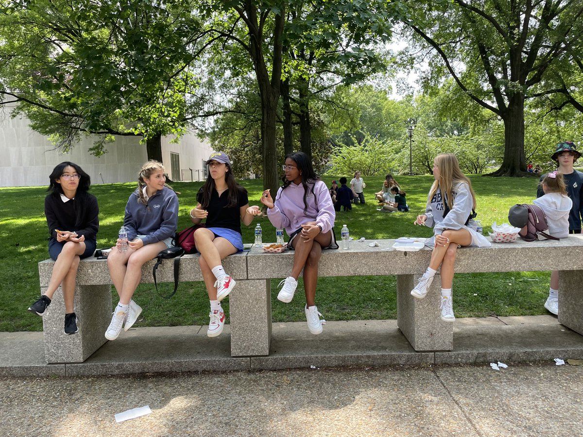 messssa's tweet photo. Enjoying lunch on the lawn of the American History Museum! @shady_side https://t.co/PpMFXWn20K