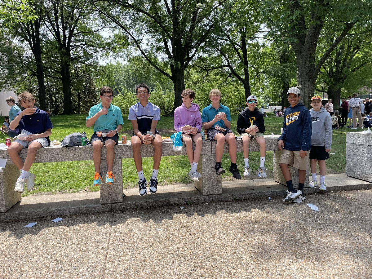 messssa's tweet photo. Enjoying lunch on the lawn of the American History Museum! @shady_side https://t.co/PpMFXWn20K