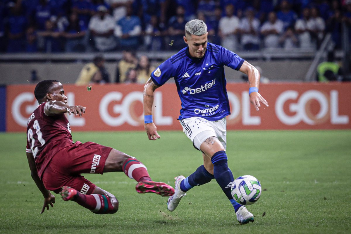 O time do Cruzeiro hoje em desempenho é muito acima do esperado, em bloco alto e transição ofensiva incomoda adversários, time bastante fluido na progressão do campo...

Sinceramente, o placar ontem foi irrisório na minha opinião devido ao desempenho contra um favorito do país.