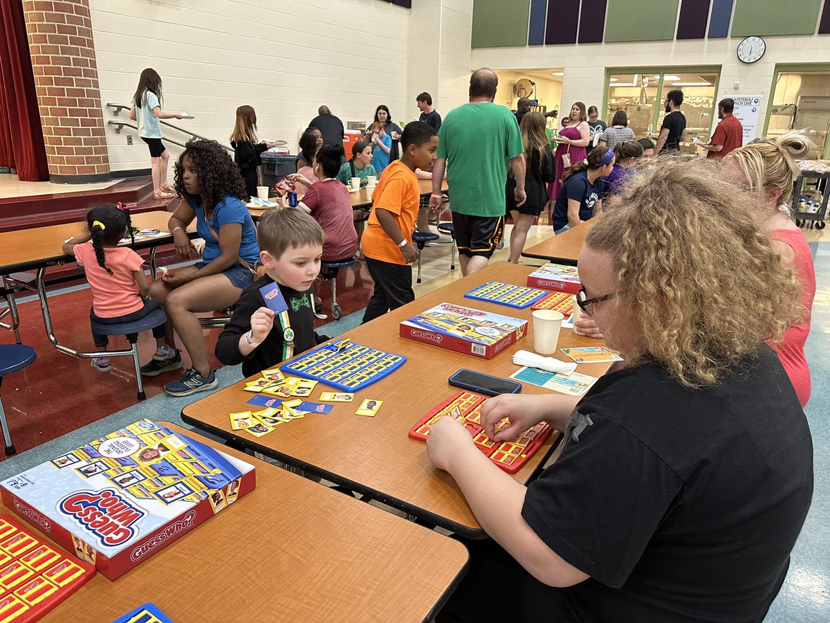 Hamilton_TchDir's tweet photo. Ozobots. Osmos, 3-D Doodle drawing pens, Oh my! And…. Games galore!#BPFAMILYFUN. https://t.co/qSZfPekPli