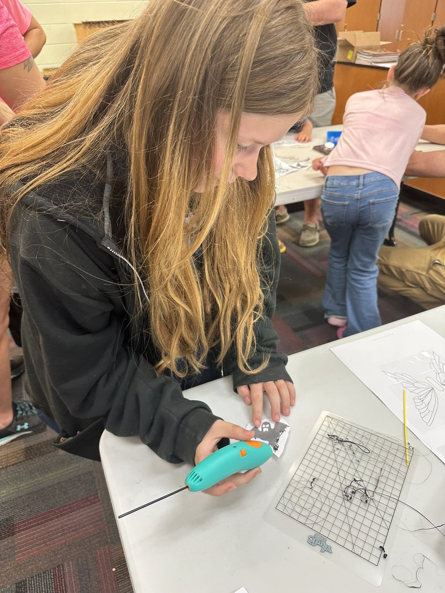 Hamilton_TchDir's tweet photo. Ozobots. Osmos, 3-D Doodle drawing pens, Oh my! And…. Games galore!#BPFAMILYFUN. https://t.co/qSZfPekPli