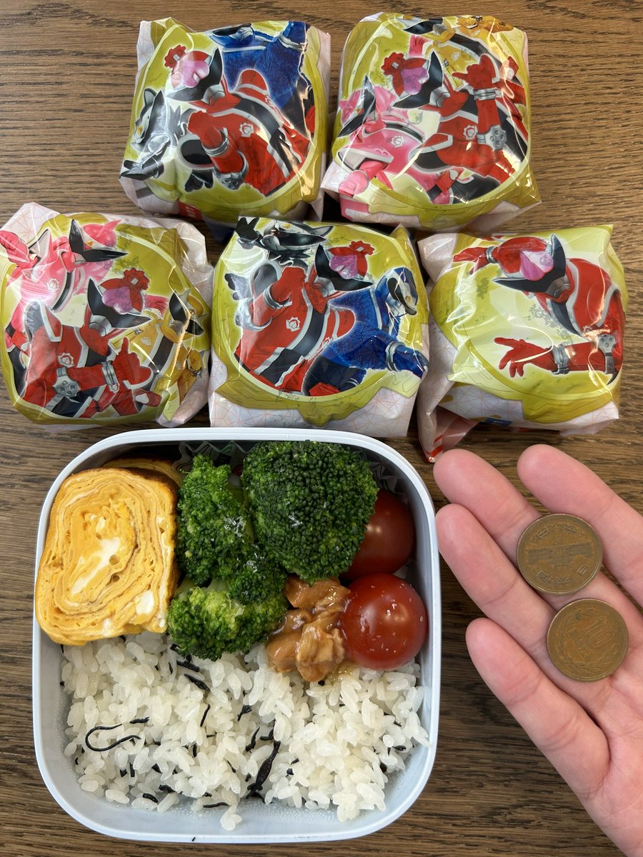 幼稚園組はおにぎりデー
おかずを我慢して、その分少しだけ募金する日なんだって
園児がコツコツためて、被災地などに寄付するとな。へー！
30分 https://t.co/BD3z91gsX9