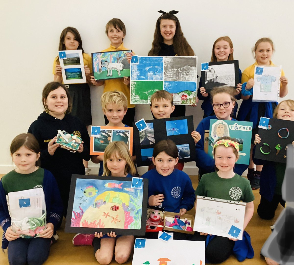 YsgolTreganna's tweet photo. Da iawn chi am ennill gwobrau yn ail 🥈 ac yn drydydd 🥉 yn y cystadlaethau Celf, Dylunio a Thechnoleg. @UrddCaerdyddFro. Gwaith gwych! 👏
Well done for winning second 🥈 and third 🥉 prizes in Art, Design and Technology in the Cardiff and Vale @EisteddfodUrdd.Great work 🎨 https://t.co/TEH4iWS81v