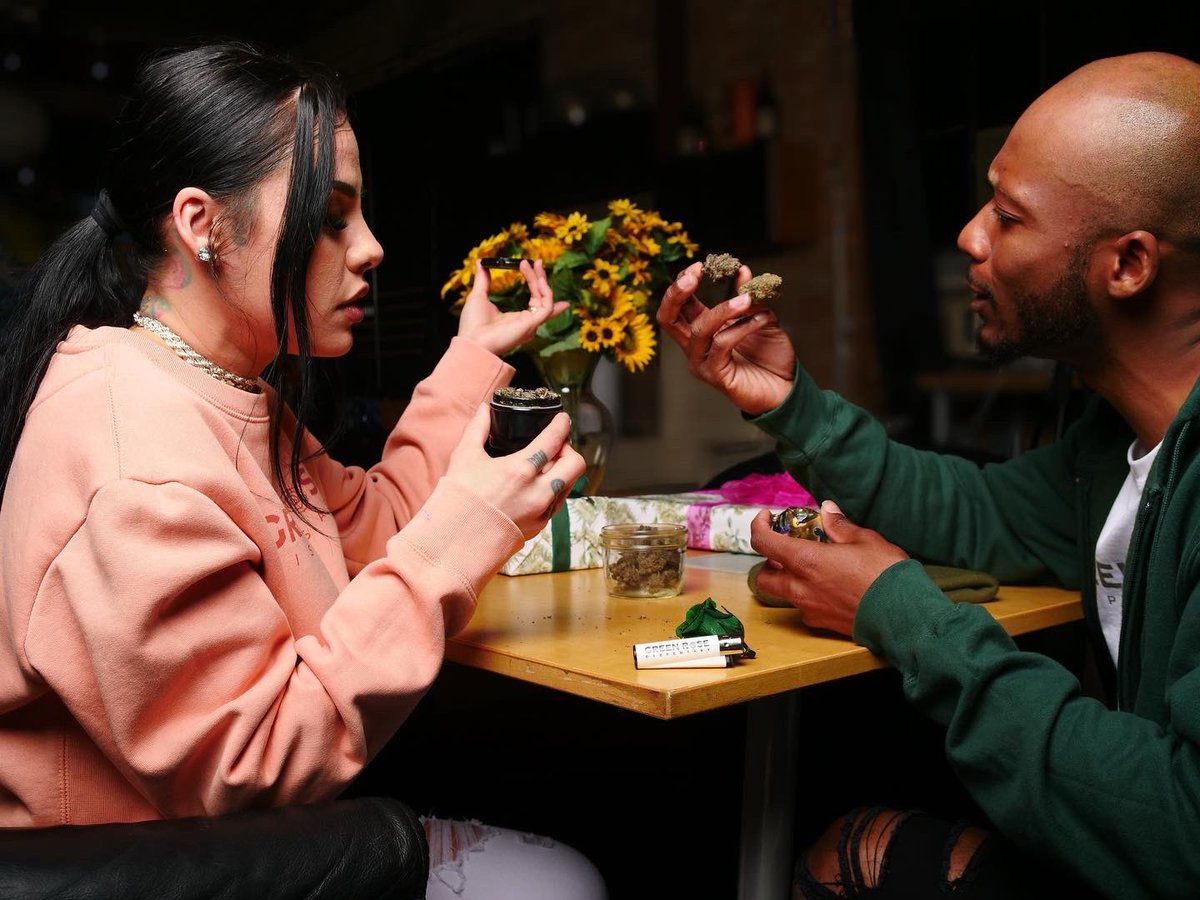 greenrosebrands's tweet photo. We have gifts mama wants. 🔥🎁💐🔥

Come over and get what you need for a perfect #mothersday sesh, she deserves it. 👵🏼💨💨💨

#greenrosedispensary #may #holiday #cannabiscommunity #momlife https://t.co/m0hfu7gEfe