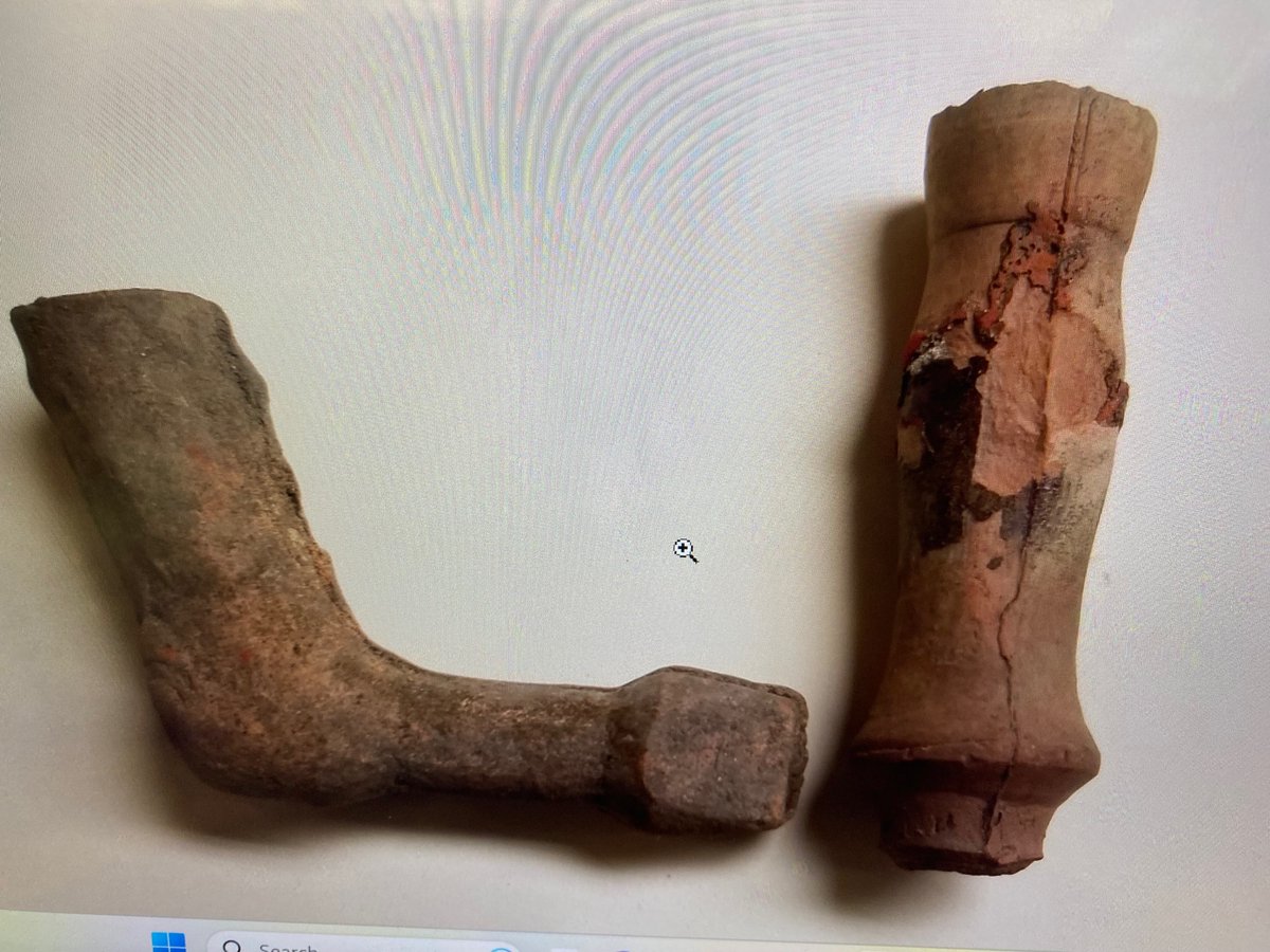 jrepplin's tweet photo. Any guess what these are? Take a stab. 
Our archaeology students are given photos to figure out what the artifacts are and used for. The scale is probably 12-20 centimeters. https://t.co/PrYiJAaAkp