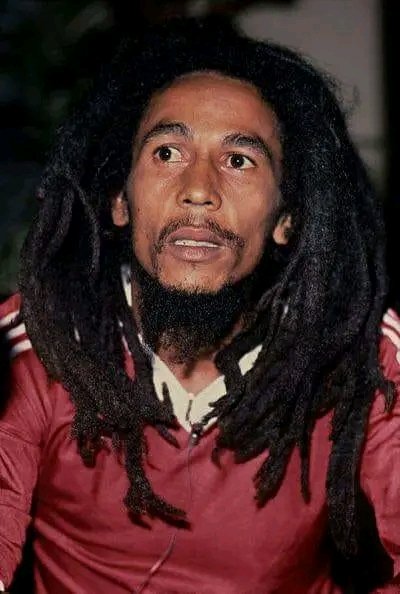 matondo_jerry's tweet photo. Bob Marley fumait de la drogue mais il était très propre, il se lavait et il se brossait aussi les dents.
Il fumait mais pas pour aller agresser les gens dans la rue ! https://t.co/9CnY7jUaZr