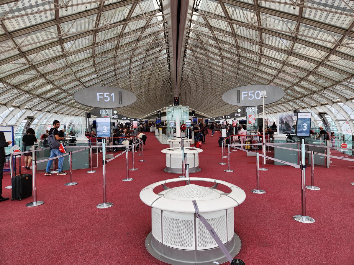 Transit in Paris. Those intercontinental flight are getting more and more uncomfortable...