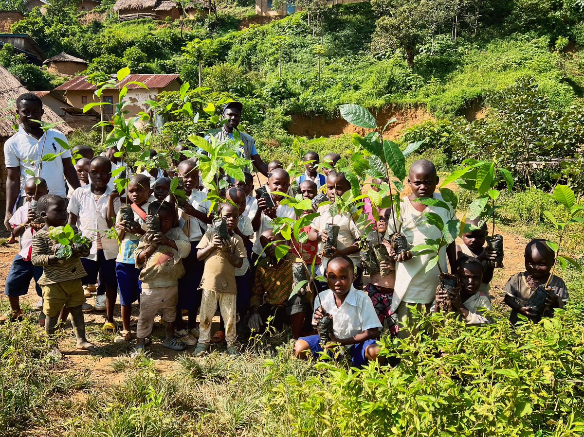 Coop_Amkeni's tweet photo. 🪴🌱At the tree nursery, the children of the village have the right to come and get a cocoa seedling to plant at home.🤩🤌
🪴🌱A la pépinière les enfants du village ont le droit de venir chercher une plantule de cacaoyer pour le planter chez eux.🤩🤌

https://t.co/CRcWBkiGq6 https://t.co/UidvHvPOm6