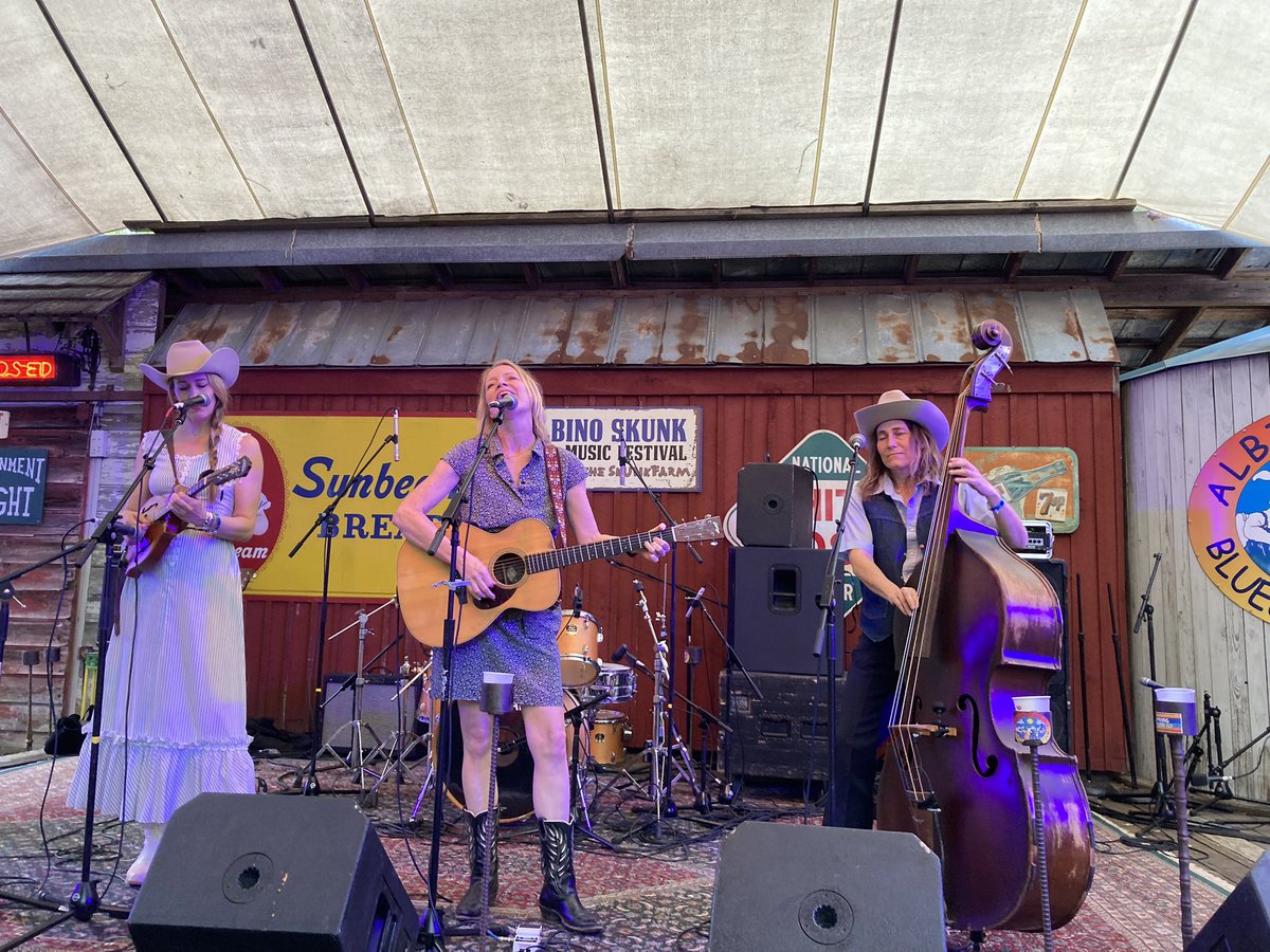 Oh my what a treat! Kelly Willis, Brennan Leigh and Melissa Carper at Albino SkunkFest 

#country #westernswing #musicfestival