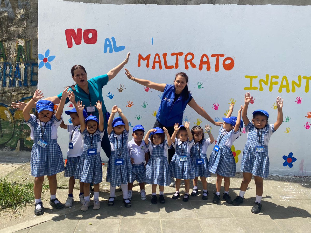 AlcaldiaBGA's tweet photo. ¡Qué mural tan lindo!😍

Nuestro equipo del @InteriorBGA junto con las madres comunitarias del barrio Pablo Vl, recuperamos espacios que se tenían para conductas contrarias a la convivencia👊🏻

Gracias a la ayuda de nuestros niños y niñas de la comuna 8 🥰 https://t.co/fUpyeoz7oj