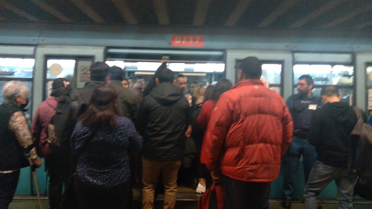 herdumar's tweet photo. @metrodesantiago oye que paza en línea 1, ya hicieron evacuar un carro entero y los que llegan están con problemas??? @ContigoCHV @biobio @adnradiochile @MTTChile https://t.co/BjWBmEcl3e