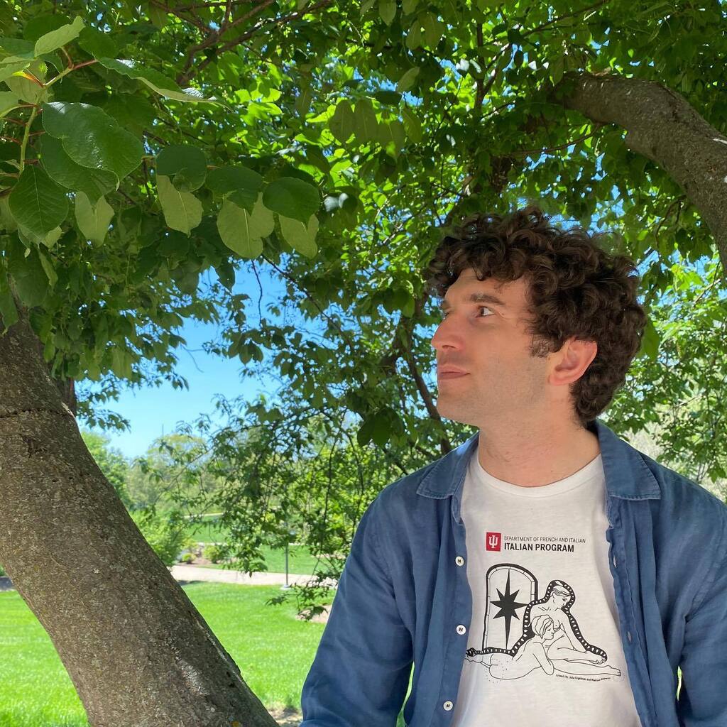 Have you seen our new t-shirts? Ci piacciono moltissimo! 💖 Our students Julia Fegelman and Madison Waliewski designed them using reference images from their time in Florence, where they studied last summer. ✏️ “The central figures are based off of st… instagr.am/p/CsHn3ItJ-YF/