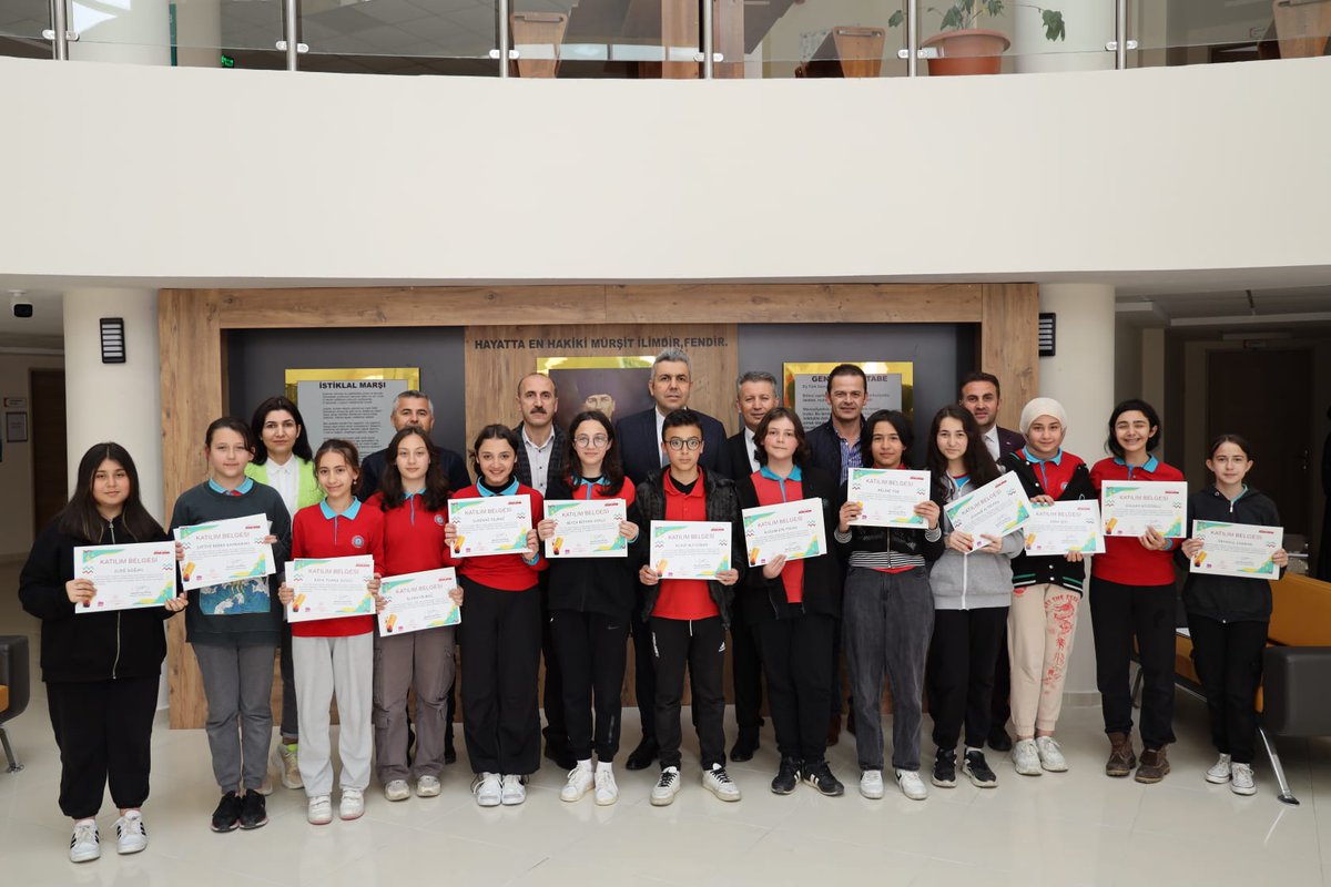 SamsunGZYFenLis's tweet photo. Okulumuz Fizik öğretmeni Dr. Fatma TAŞTAN AKDAĞ yürütücülüğünde 9. Sınıf öğrencilerimiz tarafından, Balaç Ortaokulu öğrencilerinin matematik sorularının çözümüne destek verdiğimiz "Sorun Matematikse Çözümde Yanındayım!" adlı projemizin kapanış törenini gerçekleştirdik. https://t.co/vbcJfNJ4l8