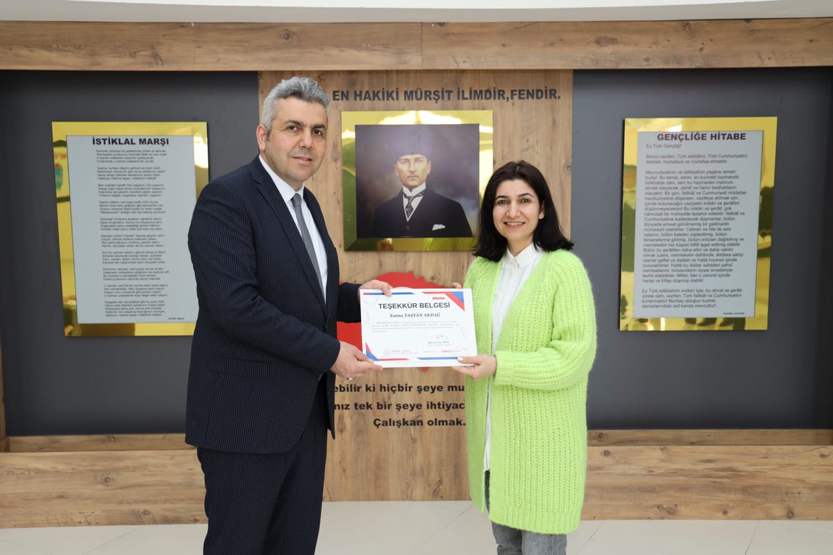 SamsunGZYFenLis's tweet photo. Okulumuz Fizik öğretmeni Dr. Fatma TAŞTAN AKDAĞ yürütücülüğünde 9. Sınıf öğrencilerimiz tarafından, Balaç Ortaokulu öğrencilerinin matematik sorularının çözümüne destek verdiğimiz "Sorun Matematikse Çözümde Yanındayım!" adlı projemizin kapanış törenini gerçekleştirdik. https://t.co/vbcJfNJ4l8