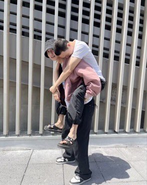 candylove0605's tweet photo. I wanted to say this yesterday but people may get more emotional

I love how the EXOs and their bodyguards went all out for Jongin yesterday; since in past enlistments, we saw most with their fathers and those that we didn’t see were probably there to send off their son too https://t.co/zrtIQcYfEi