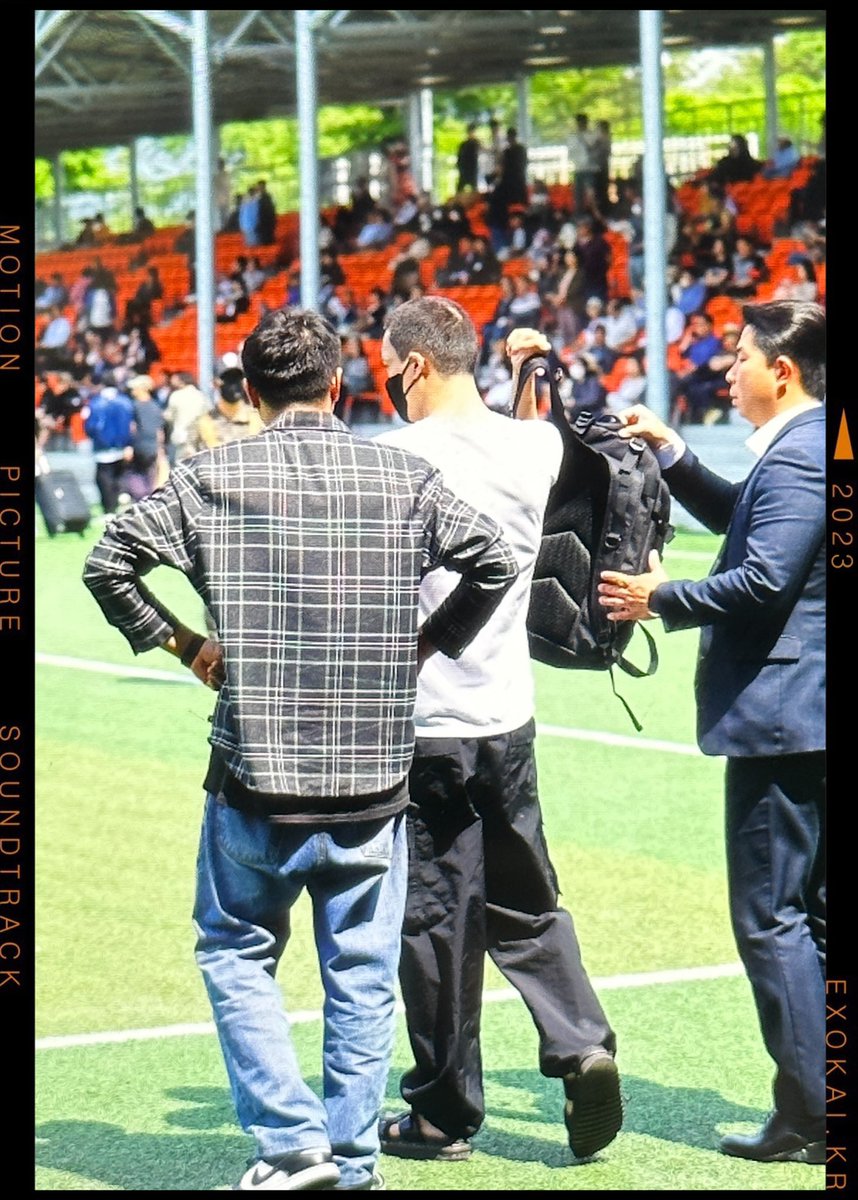 candylove0605's tweet photo. I wanted to say this yesterday but people may get more emotional

I love how the EXOs and their bodyguards went all out for Jongin yesterday; since in past enlistments, we saw most with their fathers and those that we didn’t see were probably there to send off their son too https://t.co/zrtIQcYfEi