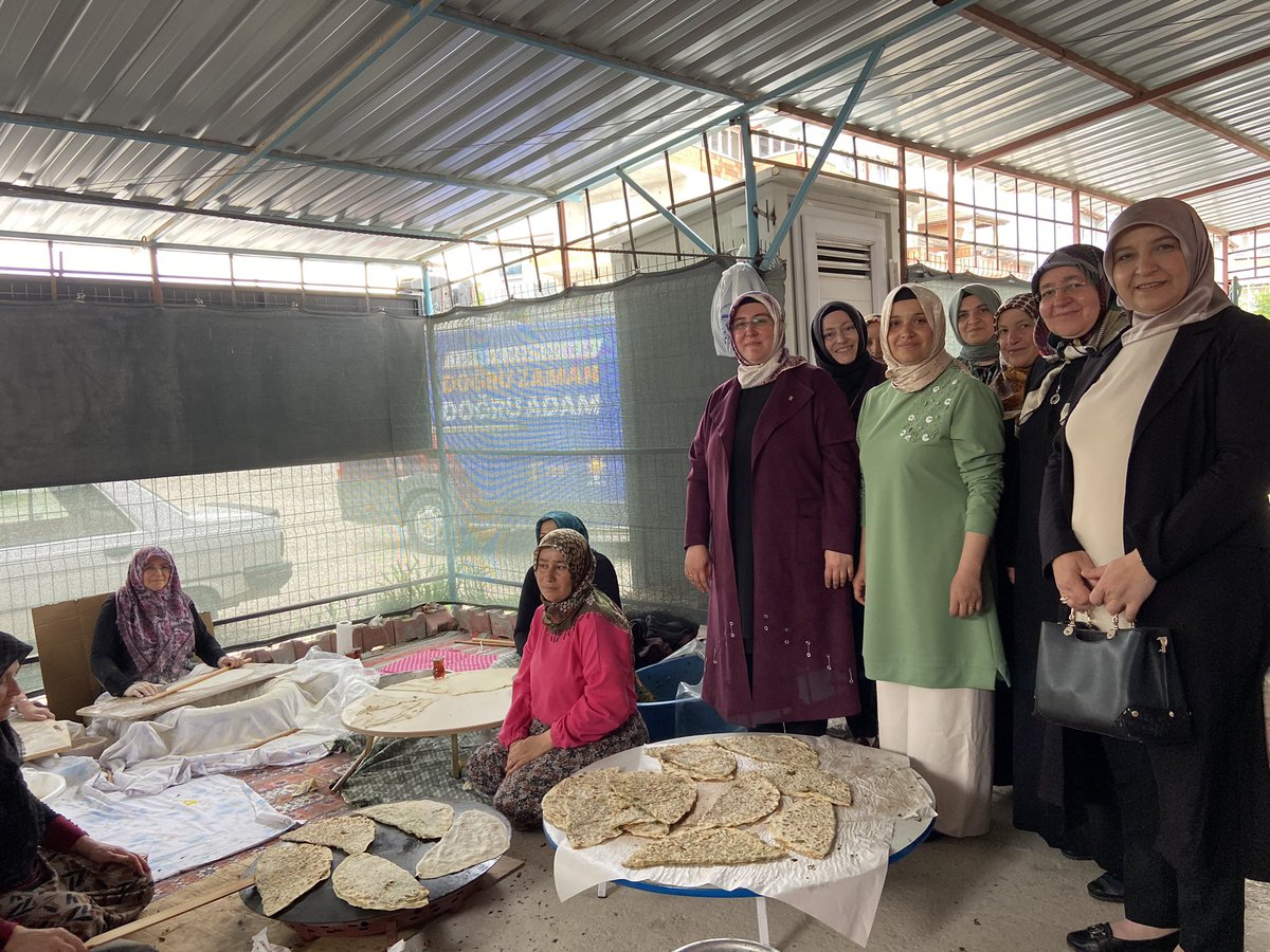 akkadinafyon's tweet photo. 📍Dinar

Gönlü güzel kadınlarımızın Kızılay vasıtasıyla ürettikleri el emeği ürünler satılarak ihtiyaç sahibi ailelere yardım olarak ulaşıyor. 

Güçlü Türkiye'nin mimarlarından olan kadınlarımız doğru adamla yola devam diyor! https://t.co/1KBhE709fm