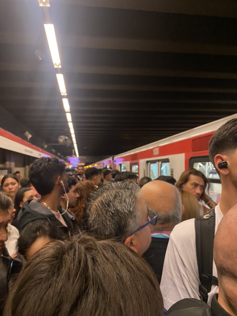 arndcrtz's tweet photo. @metrodesantiago Están evacuando el tren de la falla, en estación Salvador. Aún no parte el tren malo https://t.co/iSOSyvAXHO