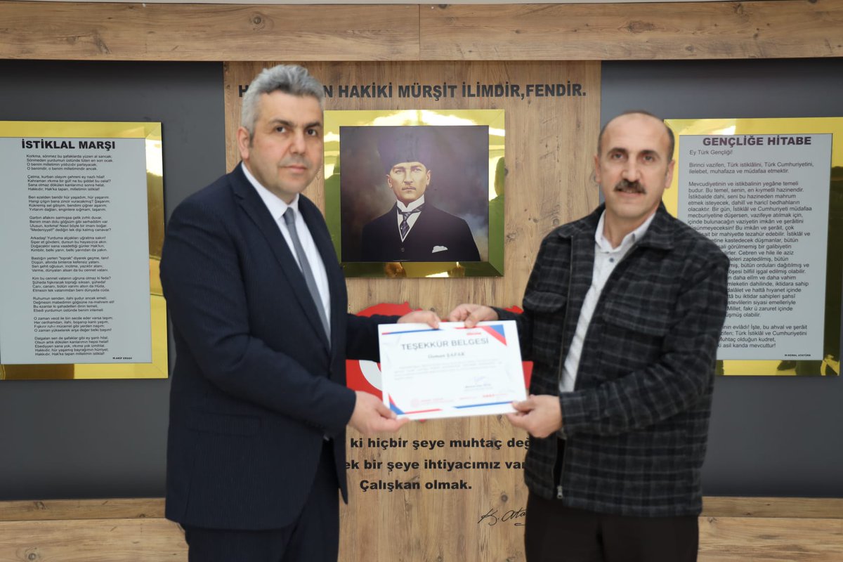 SamsunGZYFenLis's tweet photo. Törene katılan İlçe M. Eğt. Müdürümüz Sn. Mehmet İrfan YETİK tarafından, projede yer alan yönetici, öğretmen ve öğrencilere Teşekkür ve Katılım belgeleri verildi. Destekleri için İlçe M. Eğt. Müdürümüz Sn. M. İrfan YETİK ve Şube Müdürümüz Sn. İsmail KİRENDİBİ'ne teşekkür ederiz. https://t.co/35hJevE5Nu