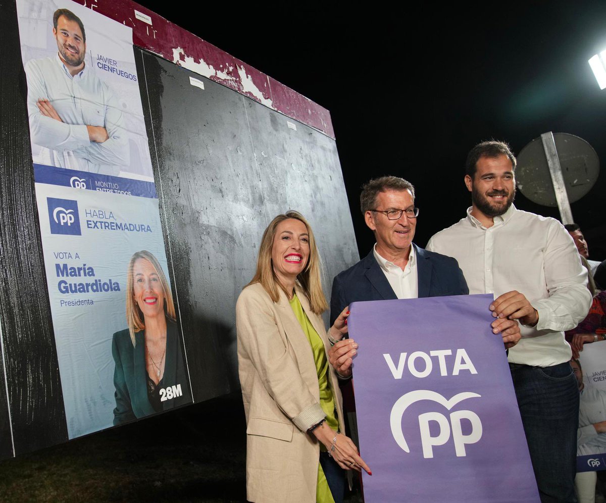 NunezFeijoo's tweet photo. La campaña electoral no solo la hacemos los dirigentes en los grandes actos sino todo el @ppopular en cada rincón.

Aunque no resulta fácil seguir el ritmo de nuestro plusmarquista, ha sido un placer pegar carteles con mis compañeros de Montijo.

#EntreTodos
#VotaPP https://t.co/340mOAOWCW