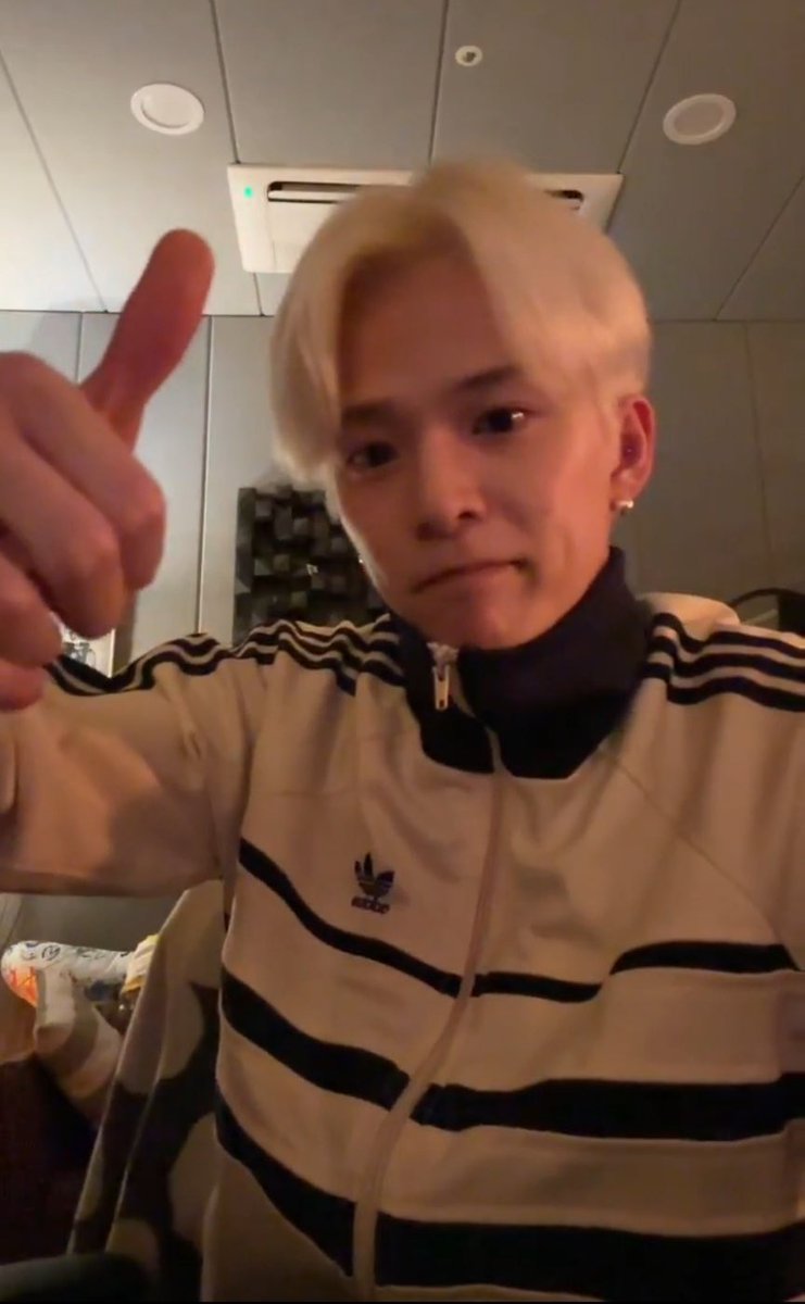 라이브 분명 어제 저녁에 킨 것 같은데 아직도 라이브가 끝나지 않았음 … 하루종일 보고있음 😭😭😭