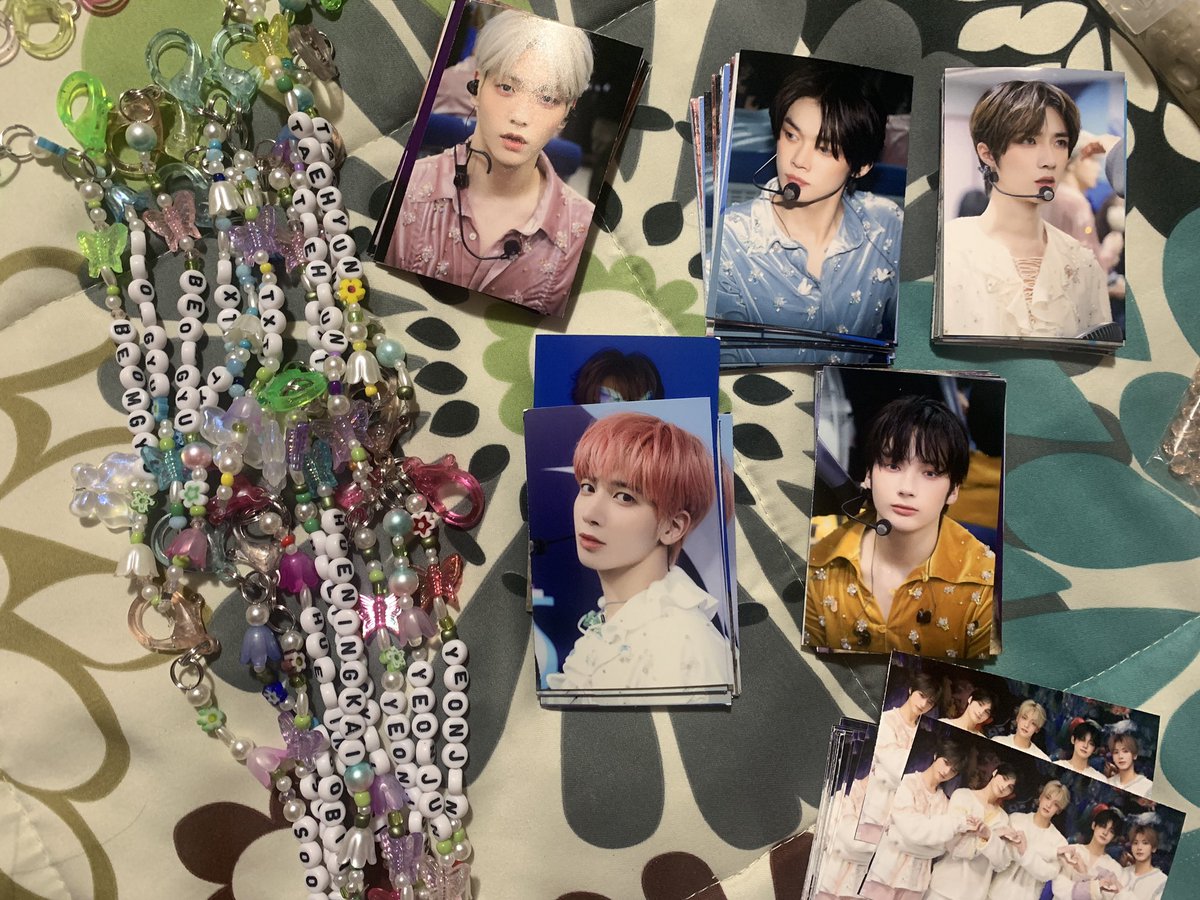 kimbocoups's tweet photo. txt freebies for Duluth Day 2 are almost done! Each freebie will include a member keychain, 2 random photos of them and a group photo with a little note on the back! Plus I’ll have a couple of txt keychains!! let me know if you would like to trade♥︎ https://t.co/2Ctshi4KJ8