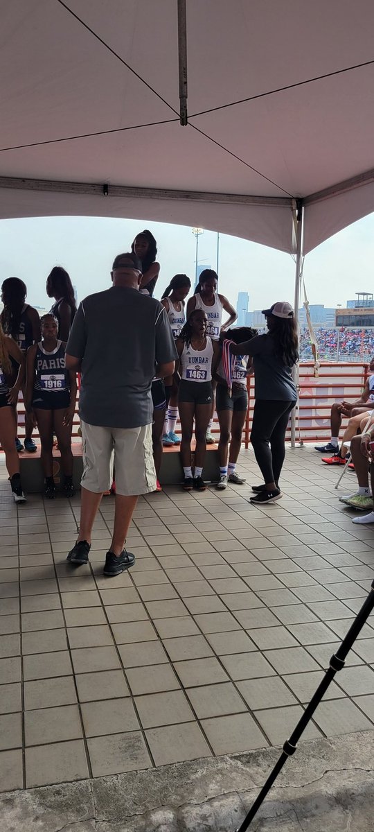 FWISDAthletics's tweet image. Congratulations, Dunbar, for getting #underthetent!! It's medal time! 
@DunbarFWISD