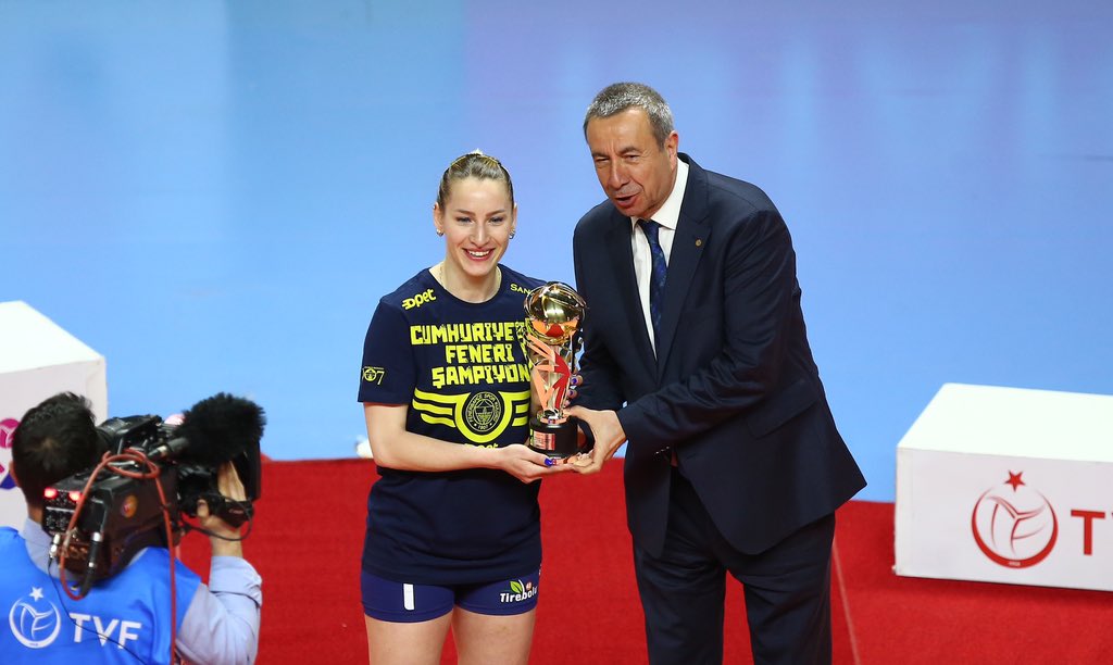 FBvoleybol's tweet photo. 𝐄𝐝𝐚 𝐄𝐫𝐝𝐞𝐦 𝐃𝐮̈𝐧𝐝𝐚𝐫 ➡️ Final Etabının en iyi Orta Oyuncusu 

𝐆𝐢𝐳𝐞𝐦 𝐎̈𝐫𝐠𝐞 ➡️ Final Etabının en iyi Liberosu 

𝐌𝐚𝐜𝐫𝐢𝐬 𝐂𝐚𝐫𝐧𝐞𝐢𝐫𝐨 ➡️ Final Etabının en iyi Pasörü https://t.co/ZlWLUib9ag