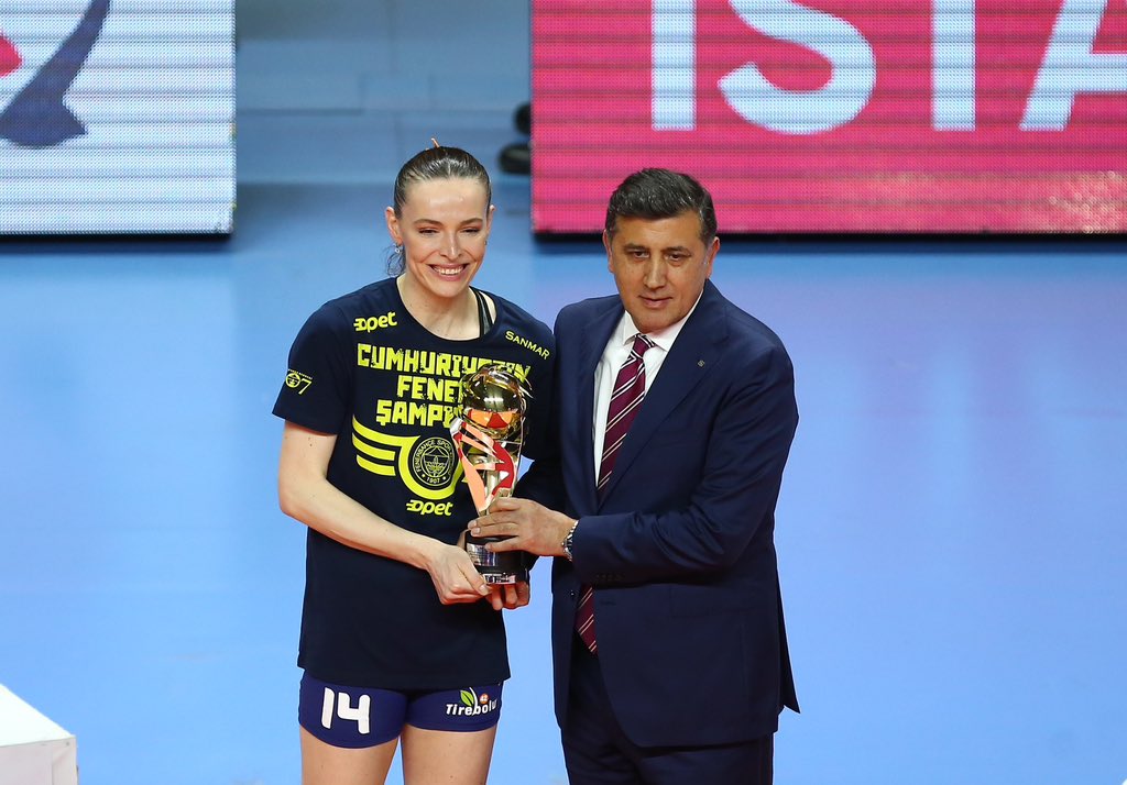 FBvoleybol's tweet photo. 𝐄𝐝𝐚 𝐄𝐫𝐝𝐞𝐦 𝐃𝐮̈𝐧𝐝𝐚𝐫 ➡️ Final Etabının en iyi Orta Oyuncusu 

𝐆𝐢𝐳𝐞𝐦 𝐎̈𝐫𝐠𝐞 ➡️ Final Etabının en iyi Liberosu 

𝐌𝐚𝐜𝐫𝐢𝐬 𝐂𝐚𝐫𝐧𝐞𝐢𝐫𝐨 ➡️ Final Etabının en iyi Pasörü https://t.co/ZlWLUib9ag