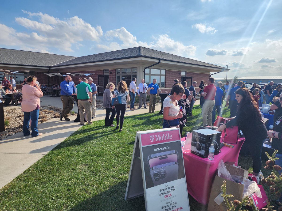 It's a gorgeous night in Aberdeen, SD telling all about T-Mobile at the Chamber event!