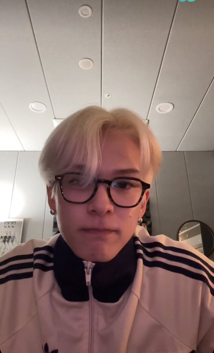 사히야아 자주는 아니더라도 또 작업실 라이브 켜주세요오 .. 🩵🩵 옛날 컴퓨터에 있다는 오렌지도 들려줘야죠 !!! 😍😍