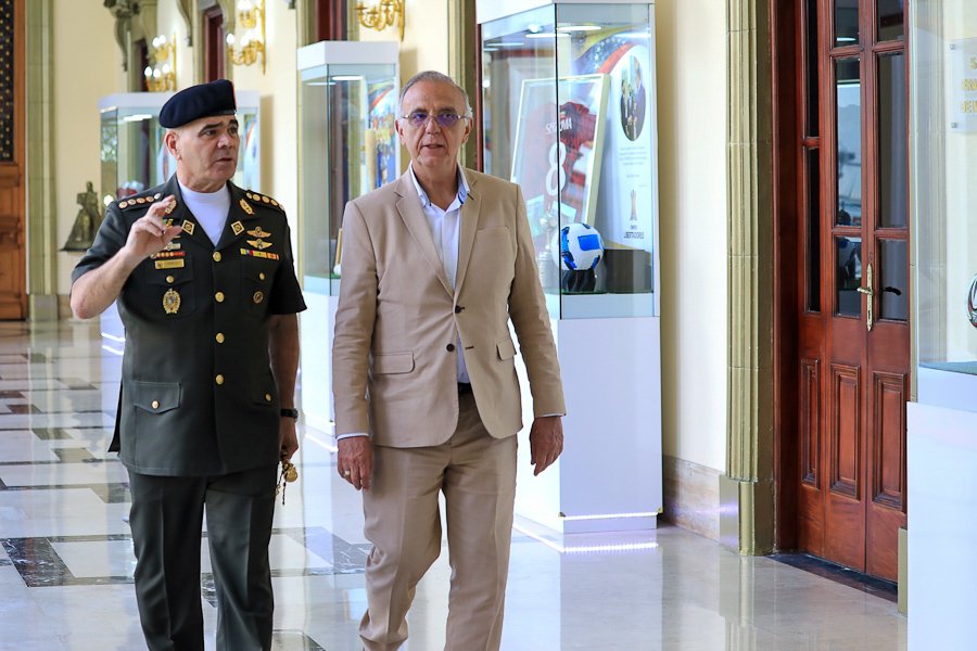 NicolasMaduro's tweet photo. Sostuvimos un encuentro de trabajo con el Ministro de Defensa de Colombia, Iván Velásquez Gómez. Conversamos sobre la importancia de aumentar la cooperación en materia de seguridad y Paz para nuestros pueblos.

Seguimos fortaleciendo las relaciones bilaterales entre Colombia y Venezuela.