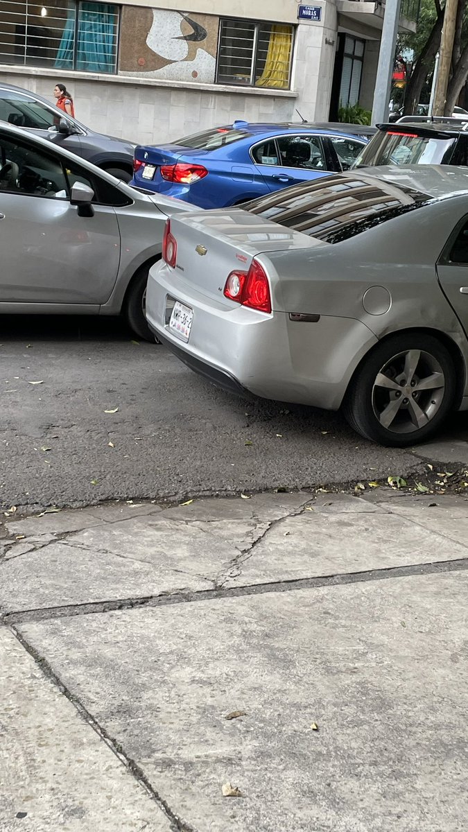 whatboutfreedom's tweet photo. @BJAlcaldia @RealGDT hay patrullas de tránsito en la alcaldía? Todas la calles aledañas a eje 7 con cohes en doble fila y estorbando entradas de edificios y casas https://t.co/opjDVLq6m2