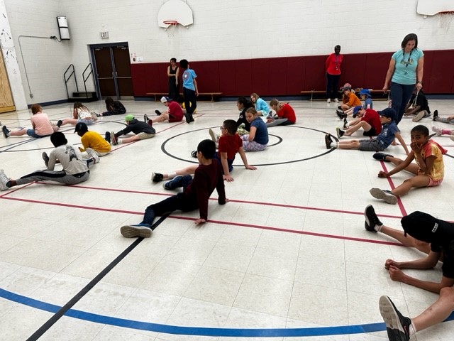 Aujourd'hui, les élèves de la 4e à la 6e année ont appris de nouveaux mouvements de danse hip hop avec Moov Ottawa !