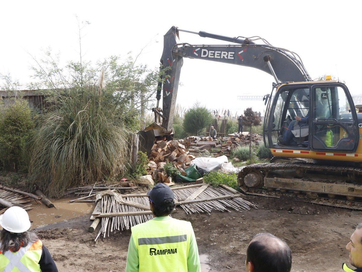 MoralesAmaya's tweet photo. 🔴 Rodrigo Veloso concejal @IMCONSTITUCION: “Hubo aprovechamiento político, supimos por la prensa y no sabemos el gasto en demolición”
- El edil @PDC_Chile 
aseguró que espectáculo #TomaVIP no era necesario y cuestionó al alcalde @faperez71👇🏻
https://t.co/kANei8t2OM @EnLineaMaule https://t.co/PpY7vCVGm8