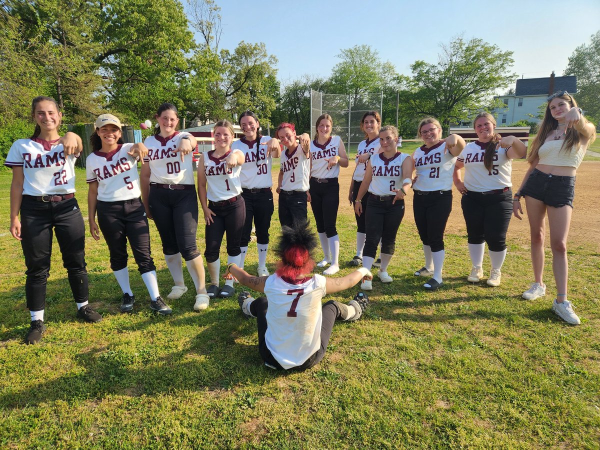 RHS_sb's tweet photo. Girls with the BIG win Vs Doane on Senior Day!! https://t.co/zZr5ek8txJ
