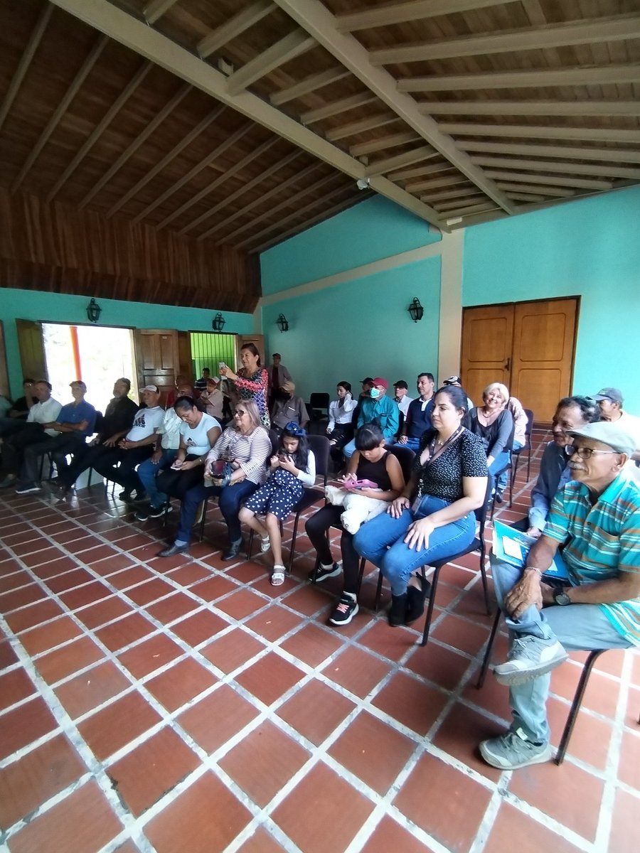Ventanalyaritag's tweet photo. En homenaje a Armando Reveron, pintor de luz
Más de 20 obras artísticas fueron expuestas en el Salón Luis Ramírez Valero en la Casa de la Cultura de Yaritagua 

#diadelartistaplastico
#pintura
#arte
 #voyatiyaritagua #exhibition #talento #yaritagua #yaracuy #venezuela https://t.co/nrUUfhWYL8