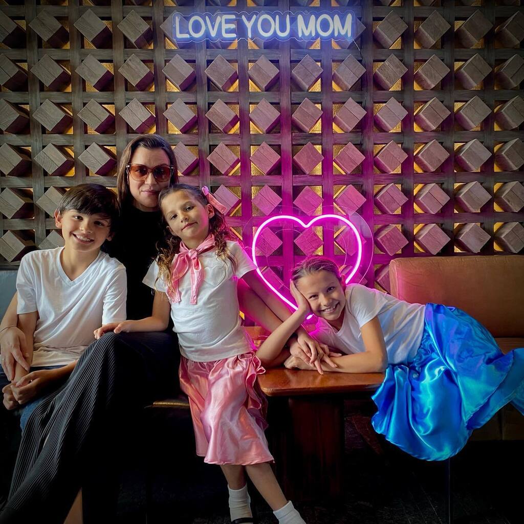 CarrlosPerez's tweet photo. ❤️ #mothersday #familytime #qualitytime #neon #loveyoumom https://t.co/mSTeMrgxB9 https://t.co/hbXJsRYcaP