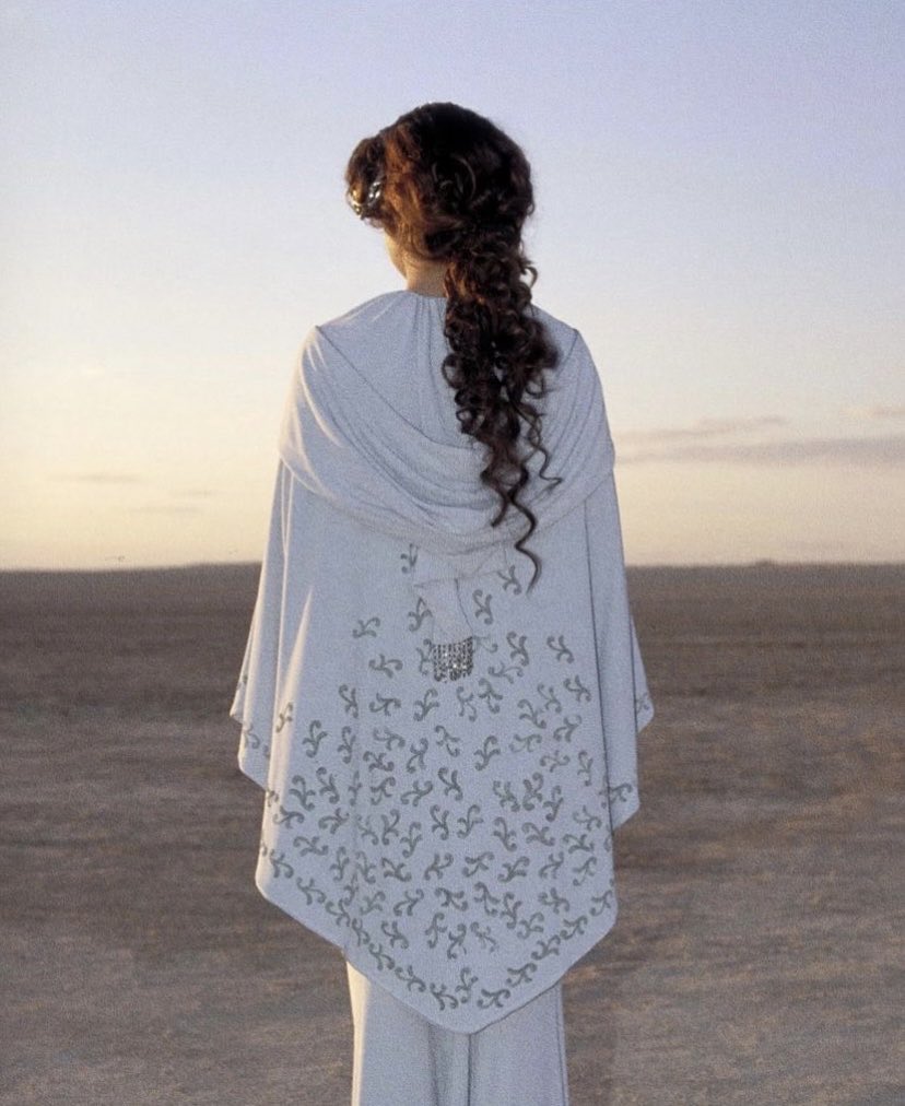 Cineilimitado's tweet photo. Natalie Portman como Padmé Amidala en Star Wars (2002) https://t.co/IJ79VTWpTi