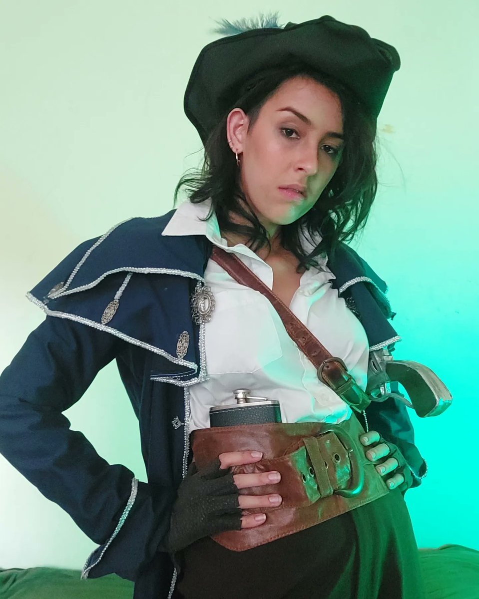 lenlaegrim's tweet photo. 🌊CAPTAIN CROW 🌊
Como buena fanderson bien tranqui, claramente ya hice un cosplay de Trenza del Mar Esmeralda 😅
Les dejo estas fotitos (con spoilers HEAVY) que hice hace un tiempo y me olvidé de subir
#CosmereCosplay #TrenzaDelMarEsmeralda #TressOfTheEmeraldSea #Cosmere https://t.co/VhZhcTsyhs