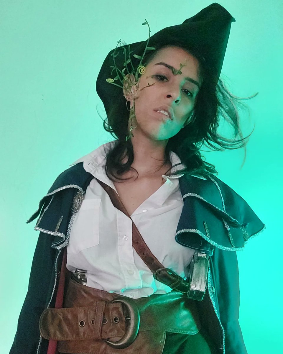 lenlaegrim's tweet photo. 🌊CAPTAIN CROW 🌊
Como buena fanderson bien tranqui, claramente ya hice un cosplay de Trenza del Mar Esmeralda 😅
Les dejo estas fotitos (con spoilers HEAVY) que hice hace un tiempo y me olvidé de subir
#CosmereCosplay #TrenzaDelMarEsmeralda #TressOfTheEmeraldSea #Cosmere https://t.co/VhZhcTsyhs