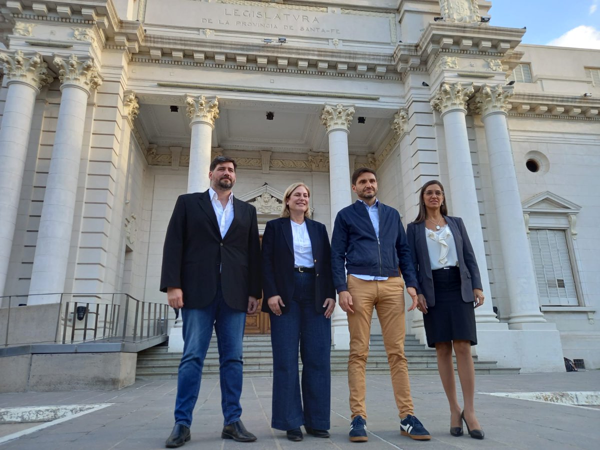 Acepte la propuesta de <a href="/maxipullaro/">Maximiliano Pullaro</a>  y <a href="/CastetsCarolina/">Carolina Castets</a> para acompañarla como senador suplente.asumo este compromiso de un proyecto amplio y plural que tiene un equipo con el coraje, la valentía y un plan de gobierno para sacar a nuestra provincia del estado en el que está.